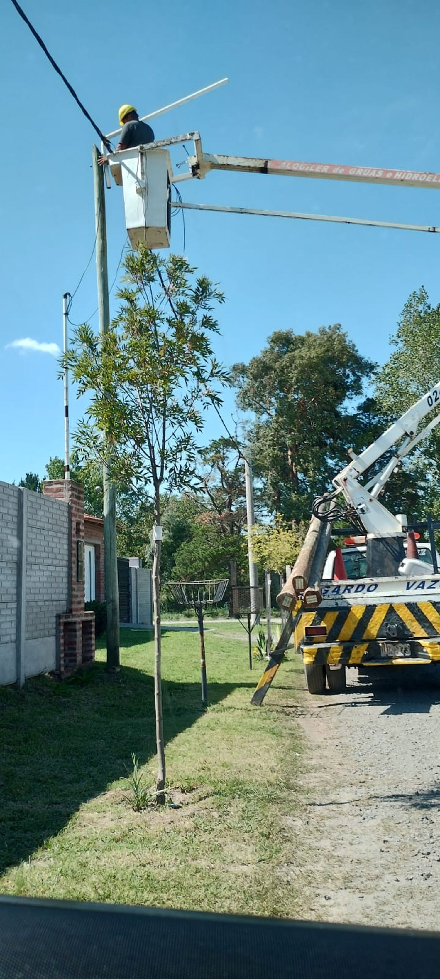 Los trabajadores de la Usina ubicando los postes en la mañana del miércoles.