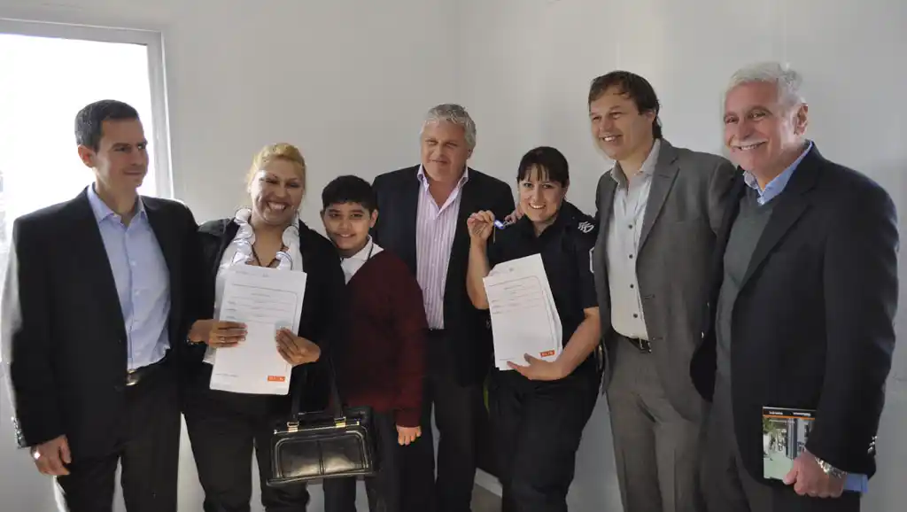 Cascallares entregó 28 viviendas a policías en Almirante Brown 