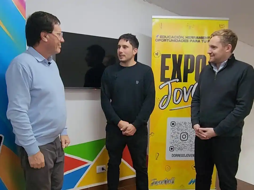 El intendente Juan Carlos Chalde, junto a Lucas González y Luciano Ripoll, titular de Desarrollo Humano
