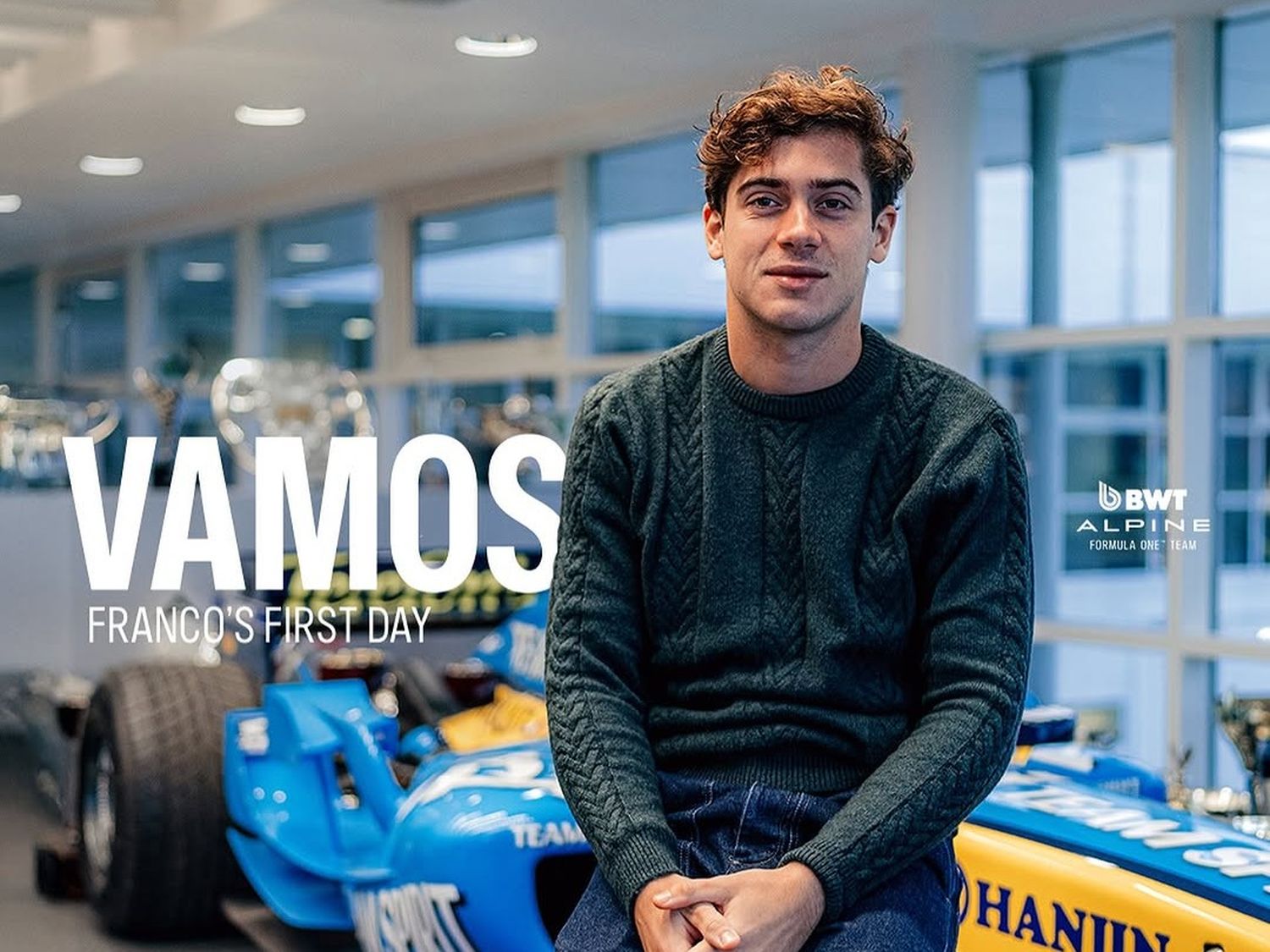 El joven piloto Franco Colapinto posa junto a un auto de su nueva escudería (Foto IG Alpine)