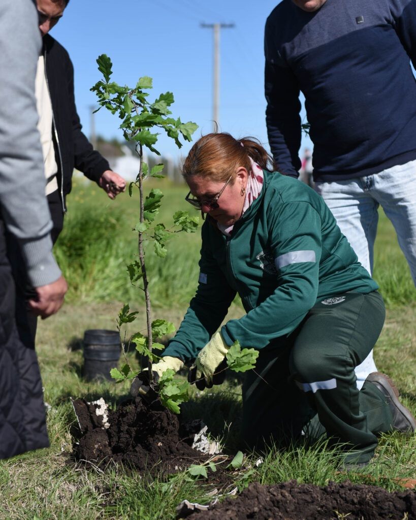 Crespo sumó 40 nuevos árboles para crear un pulmón verde en el Parque Industrial