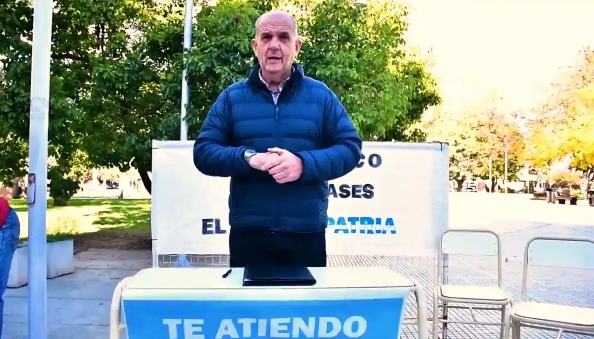 Pablo Zurro recibió a vecinos en la plaza central de Pehuajó.