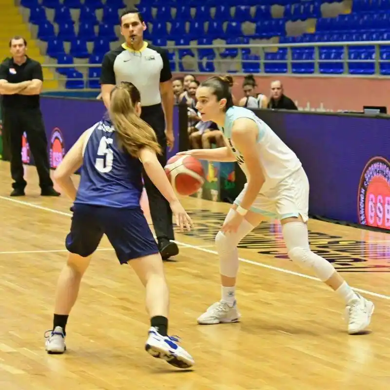 Debut con el pie derecho para
las chicas en el Sudamericano