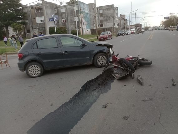Un hospitalizado tras un choque entre un auto y una moto