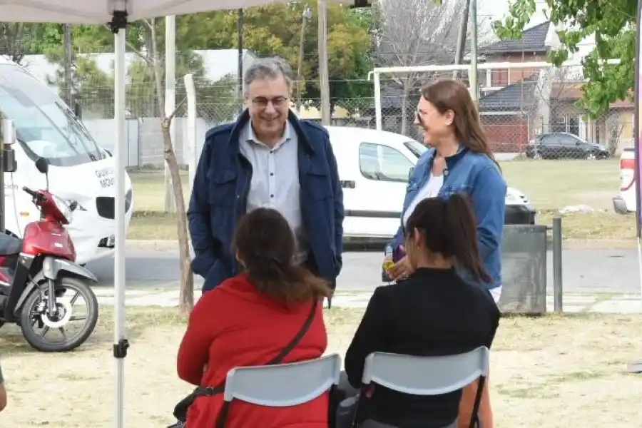 El Intendente visitó Rafaela en Acción en la Plaza del Soldado