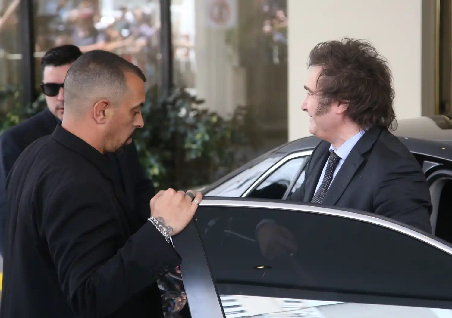 El presidente electo, Javier Milei, arriba al Hotel Libertador luego de reunirse en Olivos con el presidente Alberto Fernández.