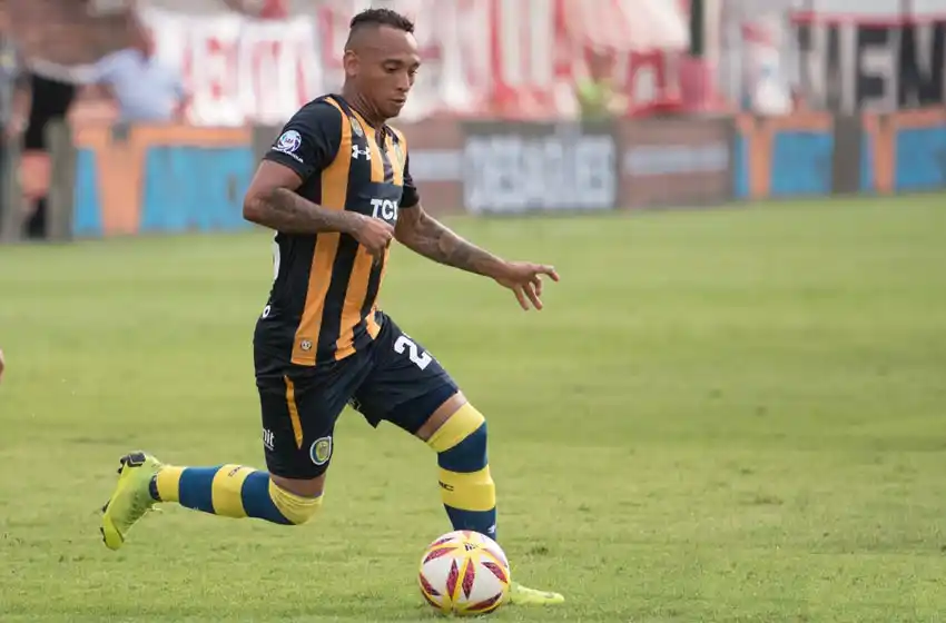 Jarlan Barrera, con un pie y medio fuera de Central