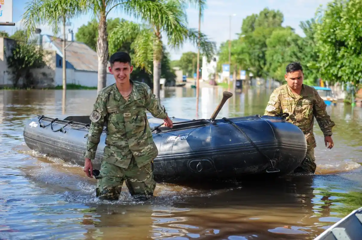 El río sigue bajando lentamente y desde el ejército se habilitó un nuevo pabellón para evacuados