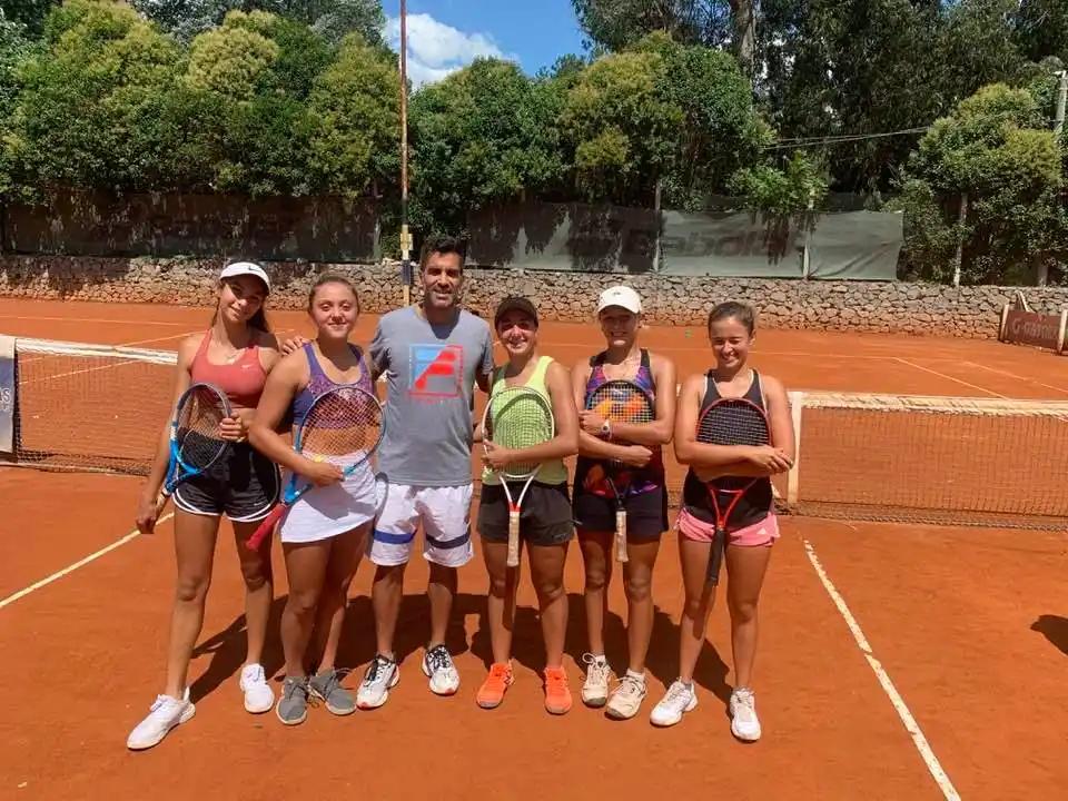 González, junto a alumnas de Uncas.