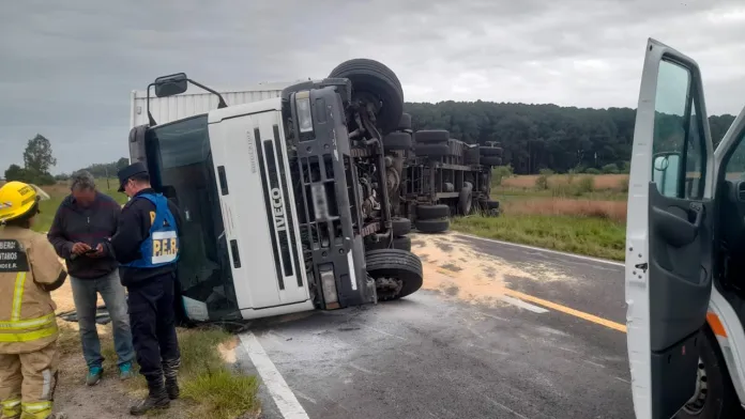 Las imágenes del impactante vuelco de un camión en la Ruta 12