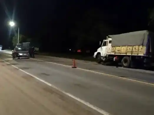 Robó un auto, lo chocó, lo dejó y se fue a beber a un bar: Terminó preso