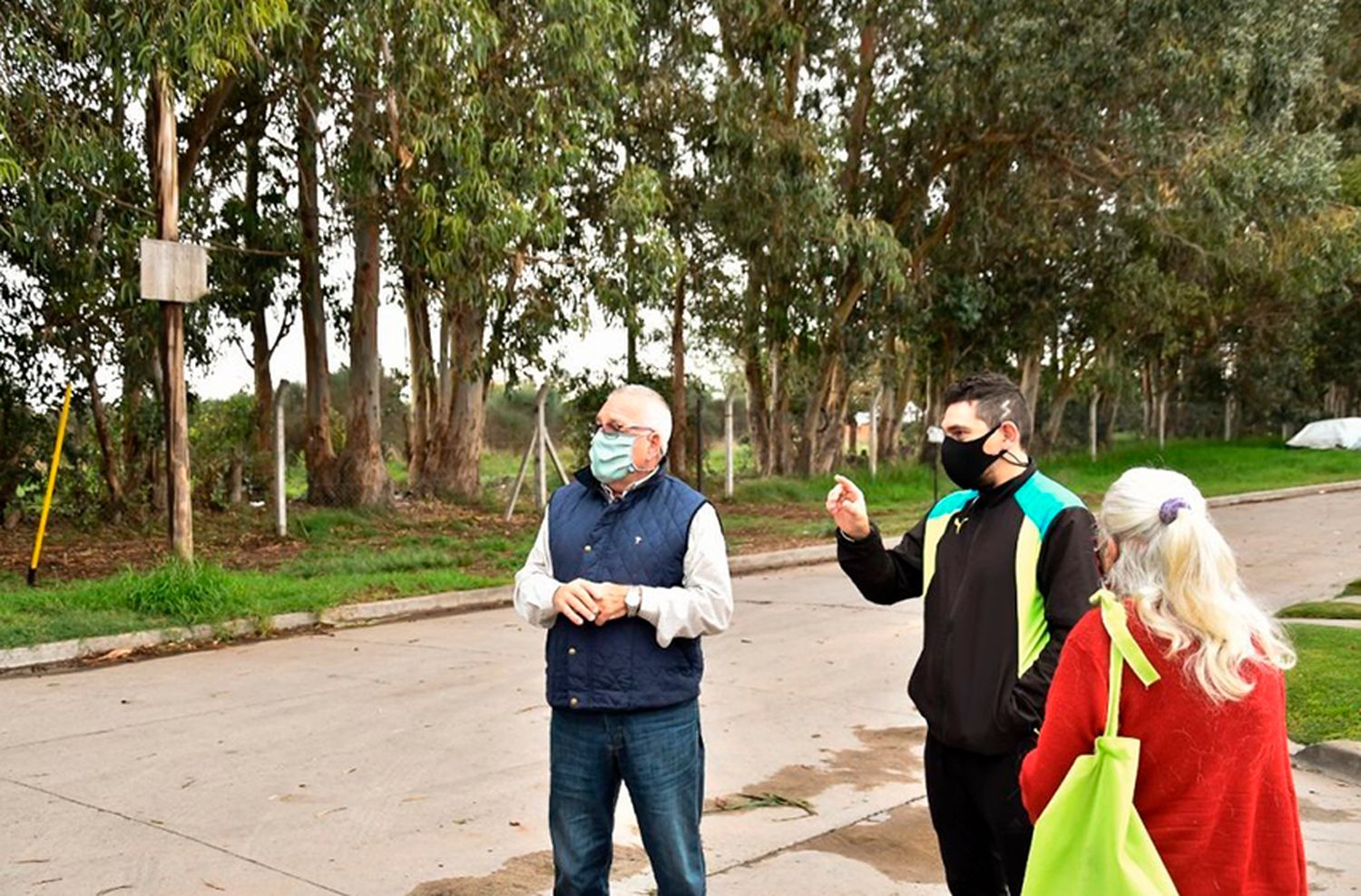 Trabajan en el mejoramiento de los espacios verdes en el Barrio Los Tilos de Necochea