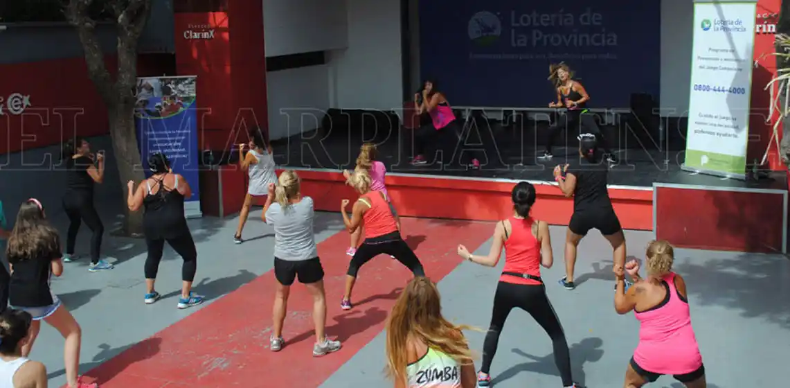 Mañana deportiva intensa en Espacio Clarín al ritmo de Zumba