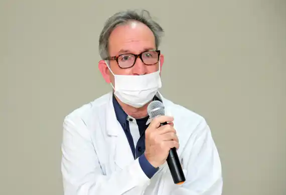 Gentile instó a completar el esquema de vacunación y resaltó que una dosis no es eficiente ante la variante Delta