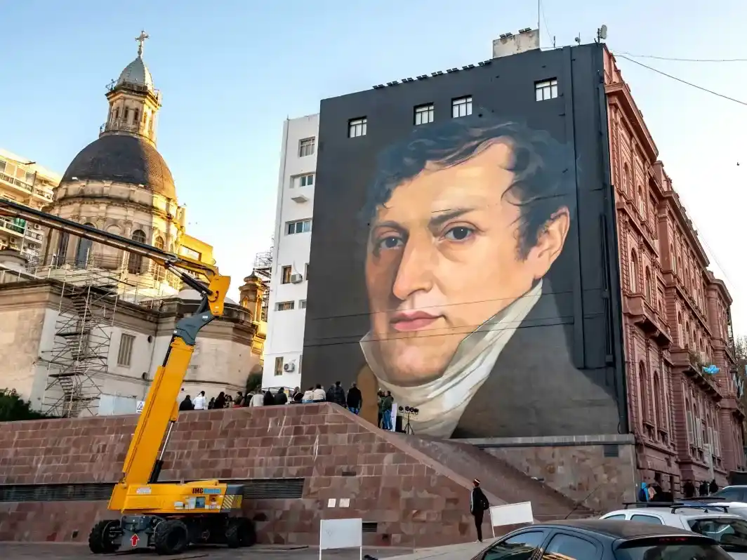 El mural toma como referencia el cuarto retrato oficial de Belgrano, atribuido al artista francés François Carbonnier y conservado en el Museo Nacional de Bellas Artes (MNBA) de Buenos Aires. Crédito: Subsecretaría de Comunicación Social / Marcelo Beltrame