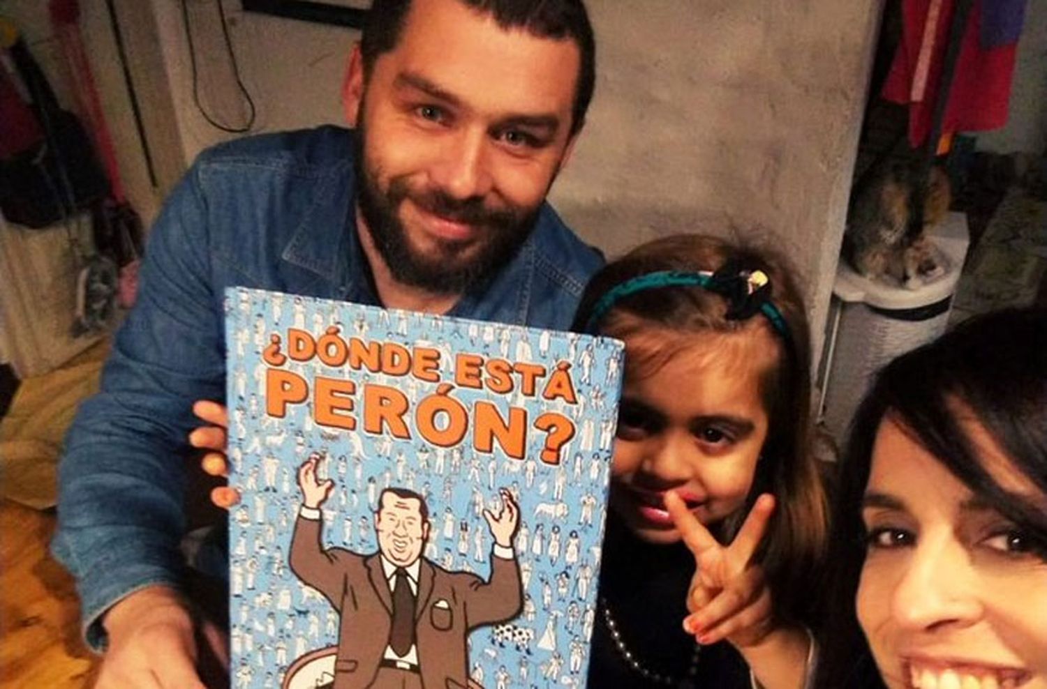 La polémica foto que publicó Victoria Donda regalándole un libro de Perón a una nena