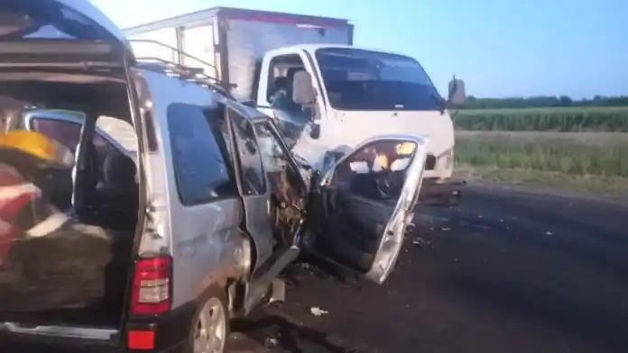 Grave accidente en la Ruta 20: los pasajeros de la camioneta fueron trasladados al Hospital Centenario