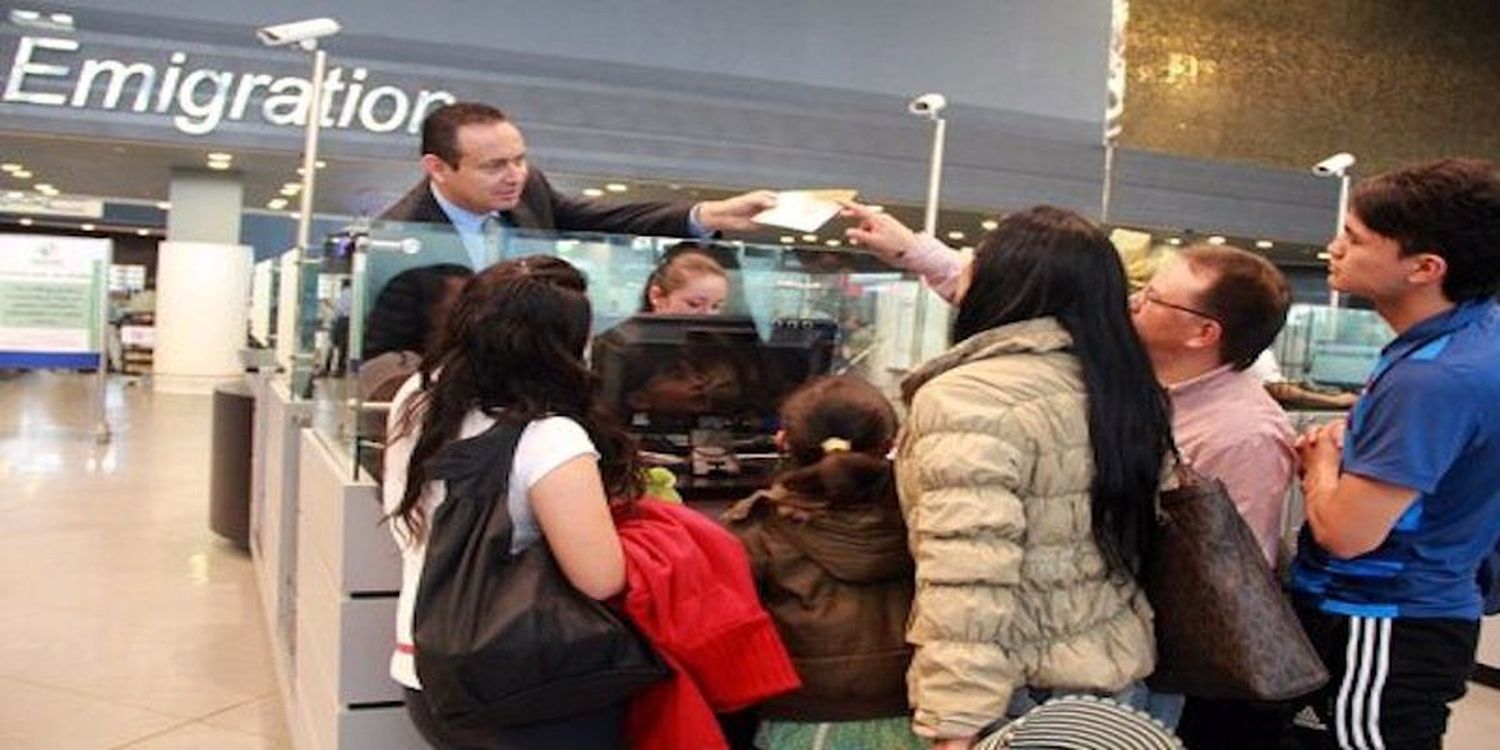 EE.UU. extenderá restricciones a la inmigración hasta finales del 2020