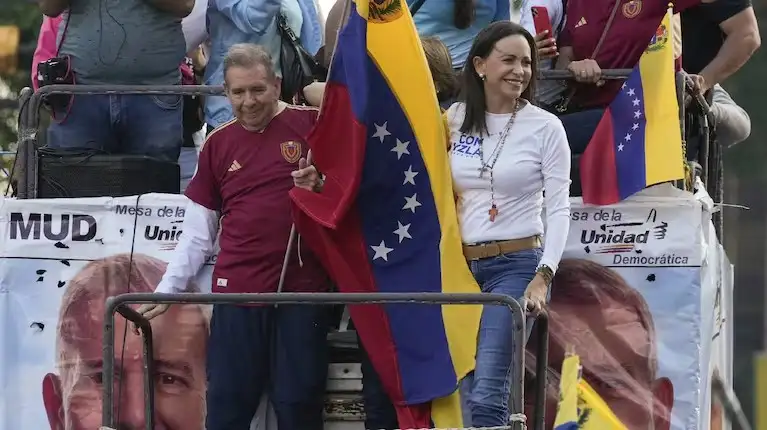 María Corina Machado junto a Edmundo González Urrutia en un evento de campaña.