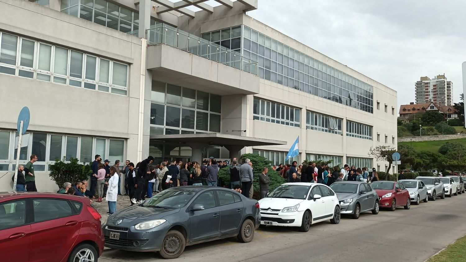 Gran manifestación en las puertas del INIDEP tras numerosos despidos.