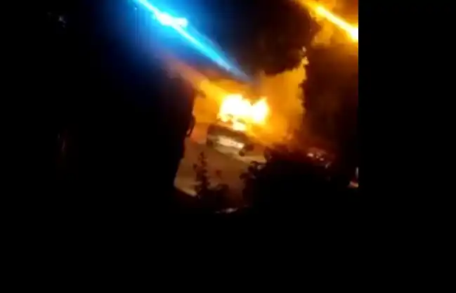 VIDEO: Los Bomberos sofocaron las llamas de una camioneta 