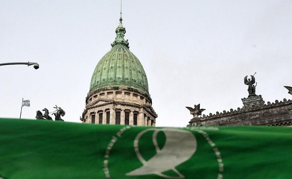Mujer fue atacada por usar un barbijo con la inscripción “aborto legal”
