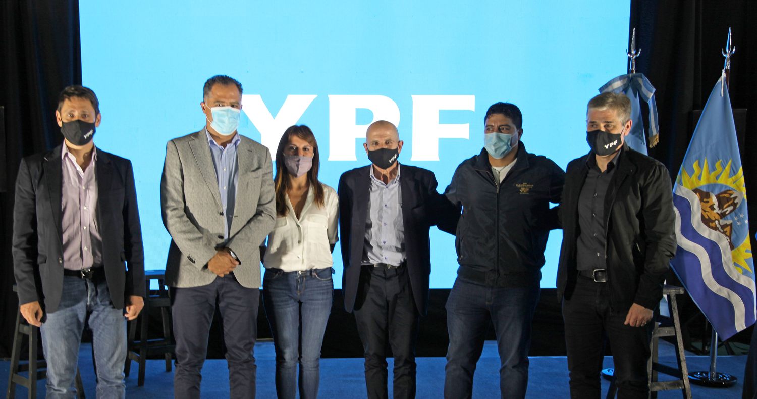 YPF en Santa Cruz: Anuncian más de 300 millones de dólares de inversión y llega a 30 equipos de torre