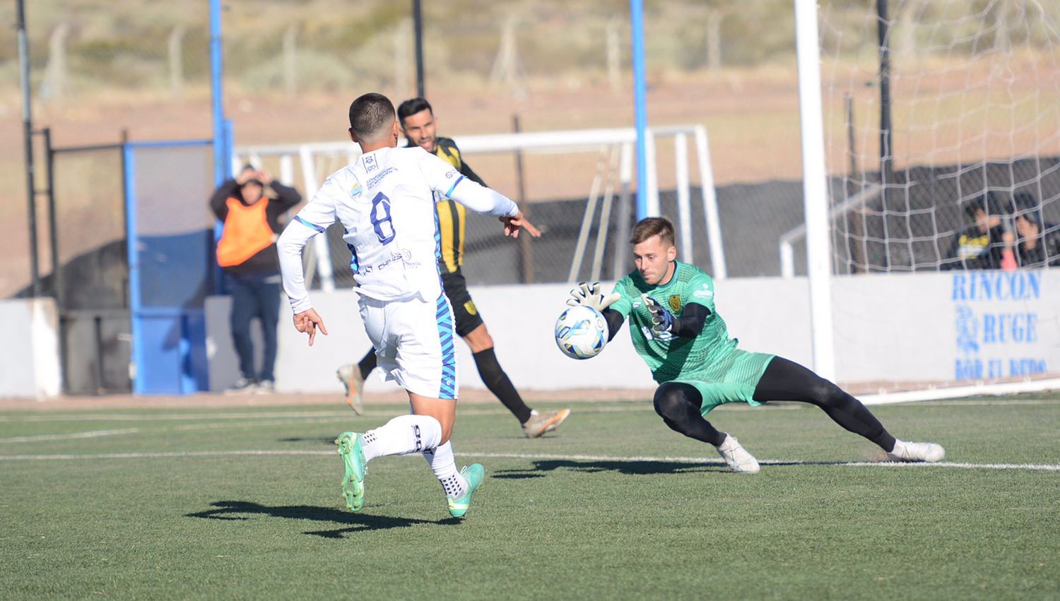 Mazza, en acción en la más reciente derrota de Santamarina.