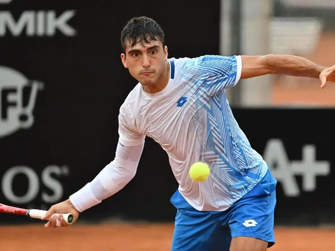Román Burruchaga, triunfo y clasificación a los cuartos de final del Challenger de Rosario. Foto: Prensa Challenger de Rosario.