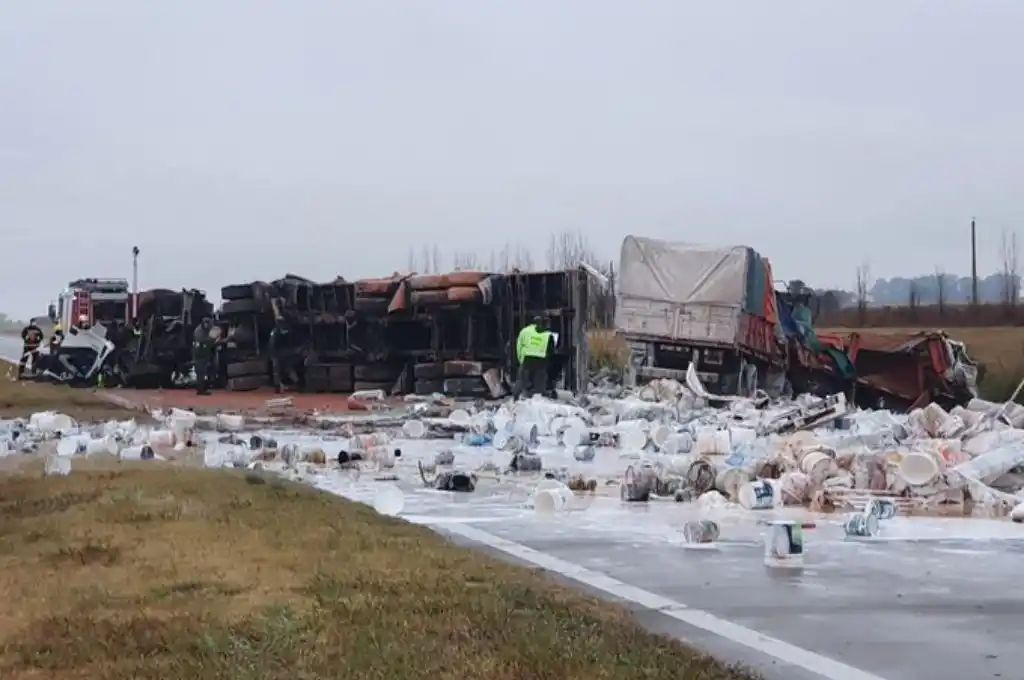 Trágico choque de camiones en la autopista Rosario-Córdoba