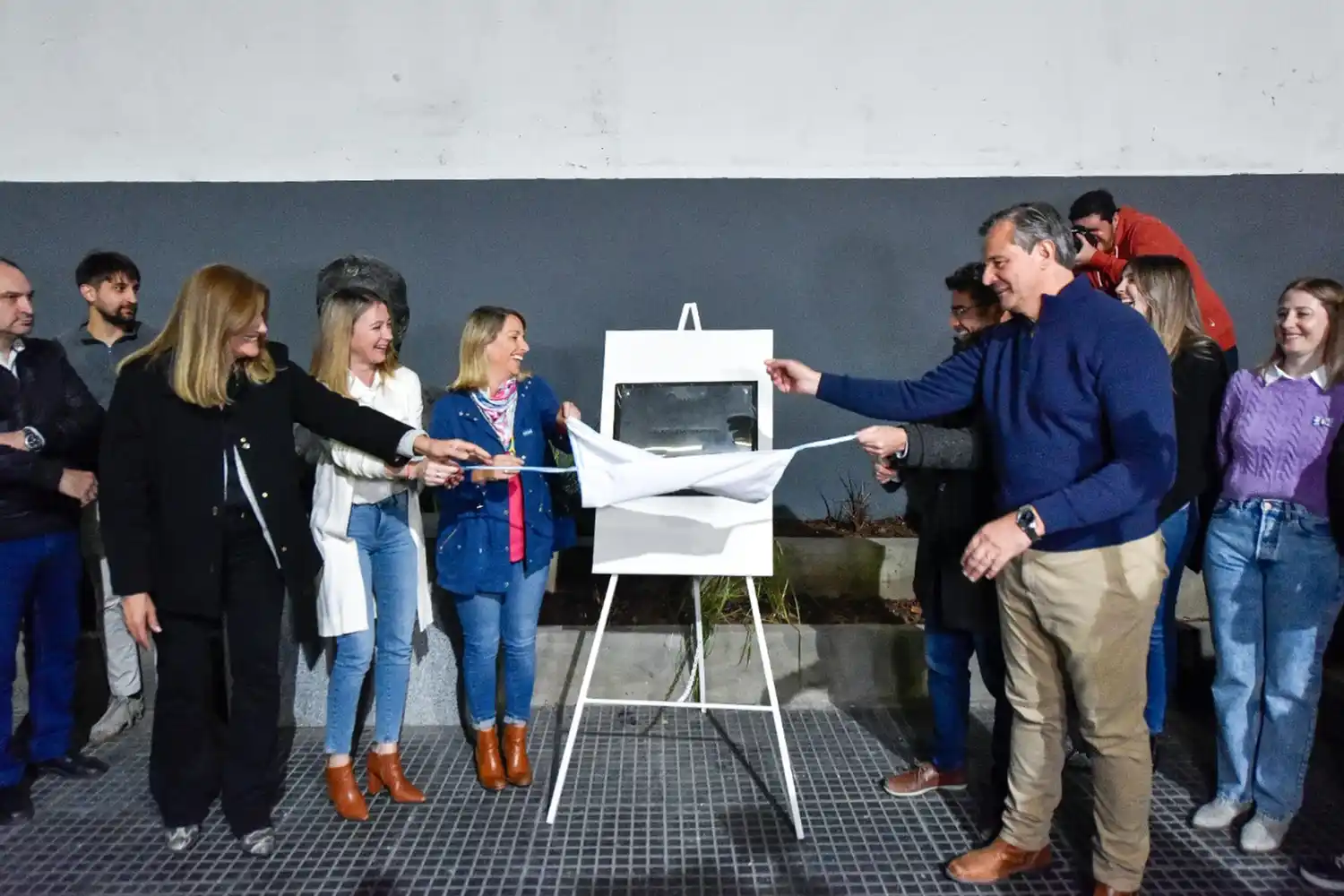 Stratta, Bahl y dirigentes radicales participaron de la reinauguración de la Plazoleta Yrigoyen de Paraná