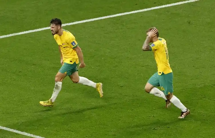 Australia dio la gran sorpresa, eliminó a Dinamarca y clasificó a octavos de final