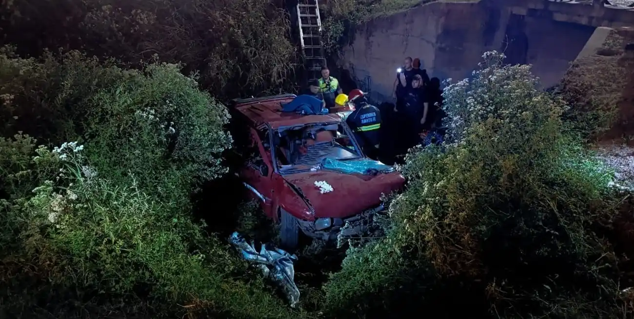 Trágico accidente en Esperanza: perdió el control de la camioneta y terminó en una zanja