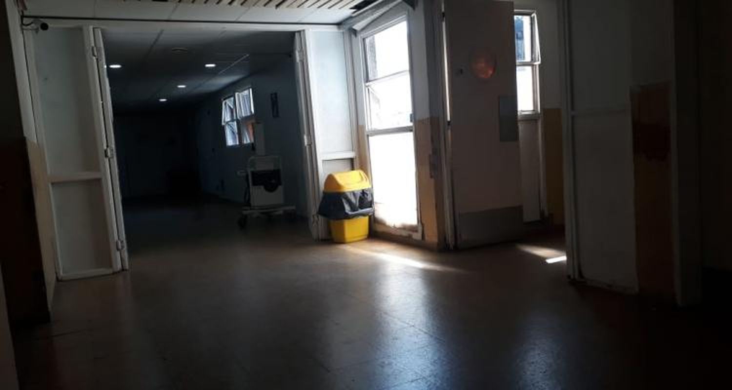 Un joven de 23 años apuñalado por una mujer permanece internado en el Hospital y está grave