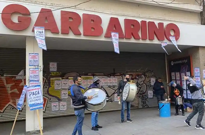 Trabajadores de Garbarino se manifestaron tras un nuevo cierre de la sucursal en el centro de Rosario