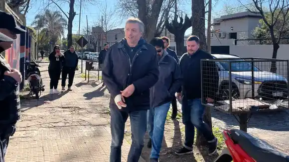 Máximo Kirchner votó en La Plata y afirmó: "Me preocupa más lo que hace Caputo que lo que hace Karina Milei"