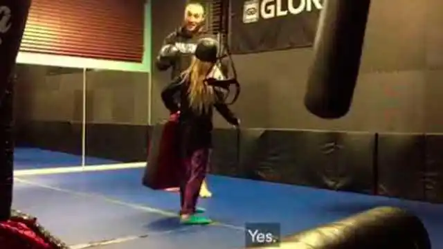 Le pega una patada a su hija de 8 años durante un entrenamiento