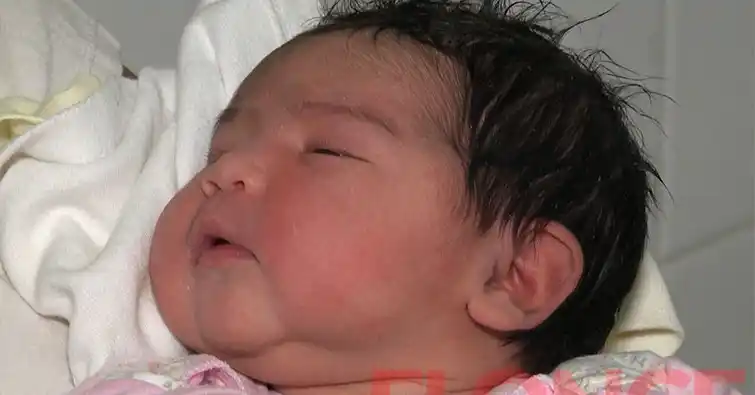 La mamá que dio a luz en la calle llamó a su beba como la médica que la asistió