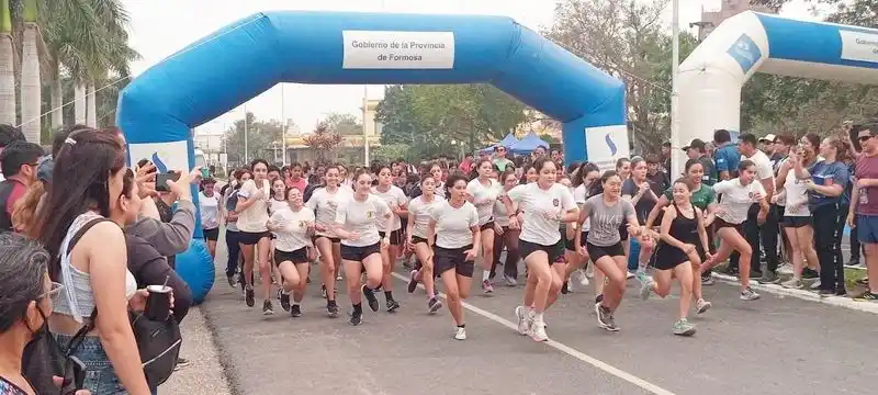 La maratón estudiantil abrió los festejos con más 350 jóvenes