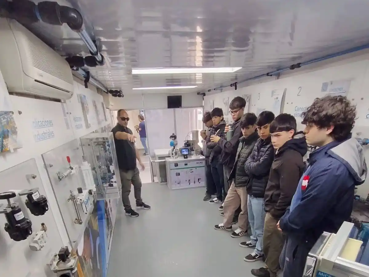 Estudiantes de la Escuela Técnica Nº1 fortalecen su formación con una capacitación en el Grupo MICRO