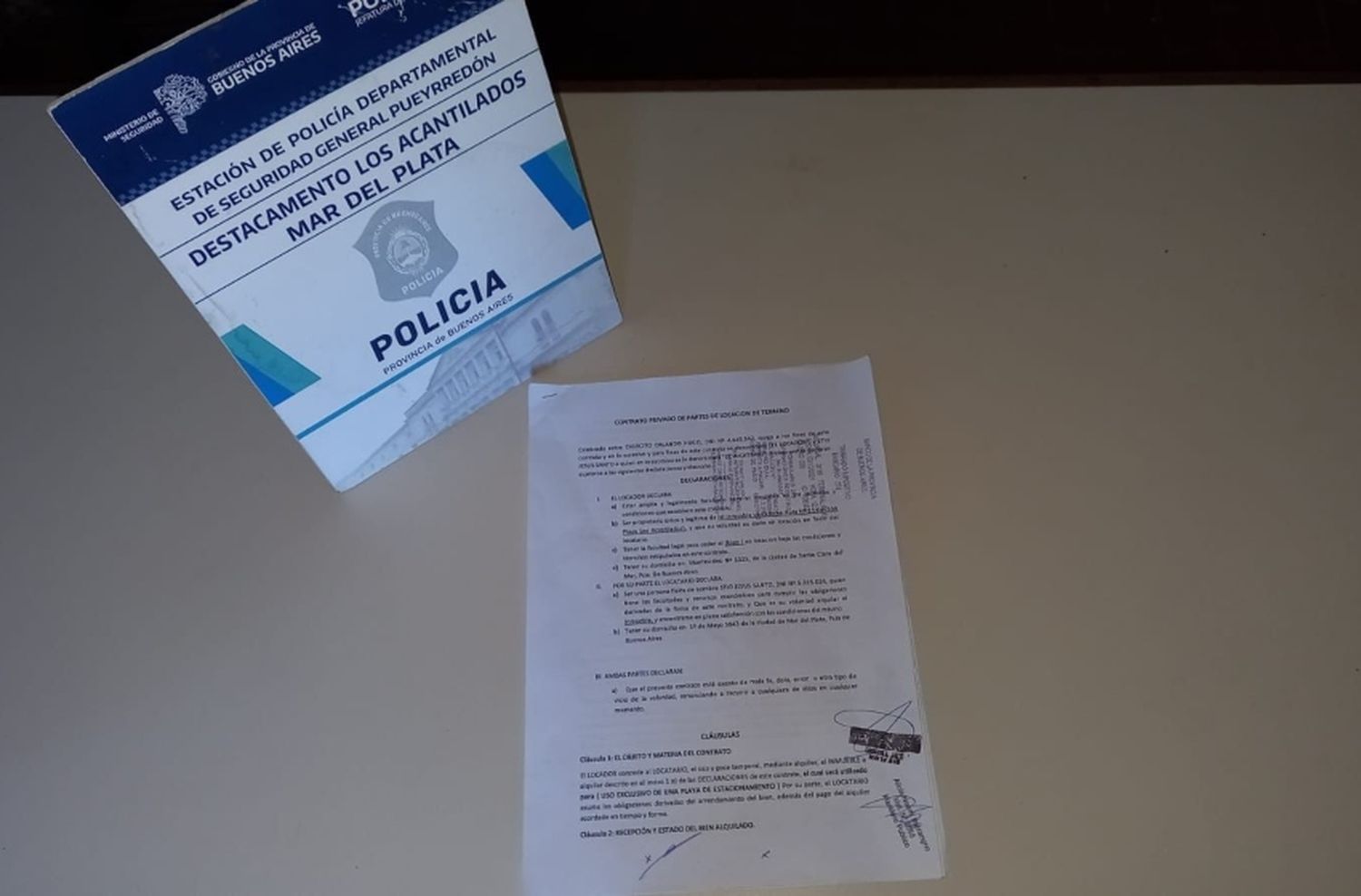 Un hombre cobraba estacionamiento en una zona de derrumbe de acantilado