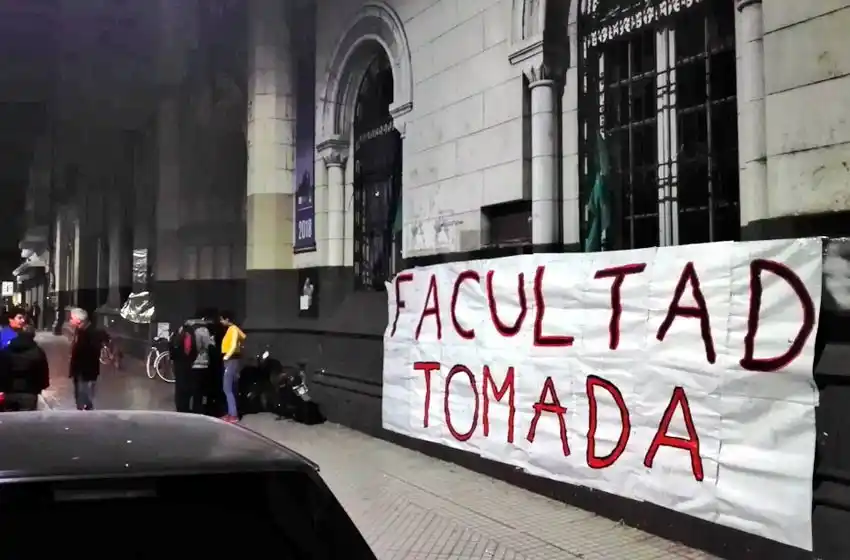 Desde la FUR anunciaron que las facultades de la UNR permanecerán tomadas de forma pacífica durante la noche
