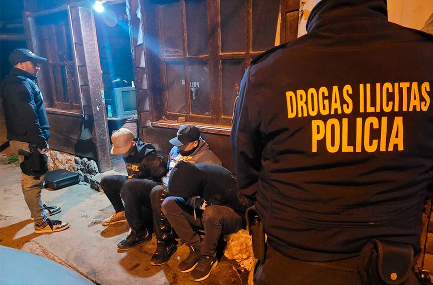 Detienen a 4 personas en múltiples allanamientos: secuestran cocaína y derriban el point