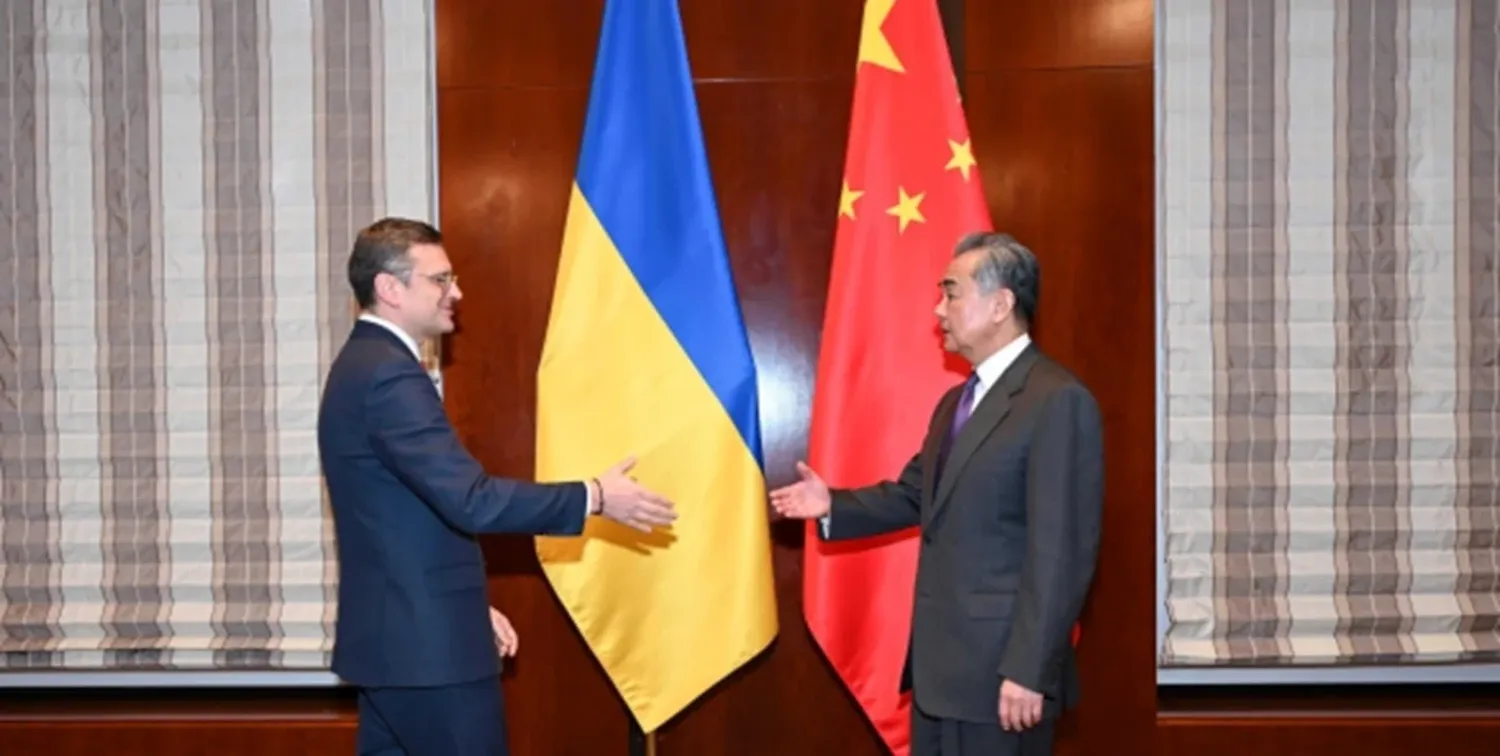 Acercamiento propicio. El canciller ucraniano Dmytro Kuleba es recibido por su par chino, Wang Yi, en Beijing. Crédito: Ministerio de Relaciones Exteriores de China