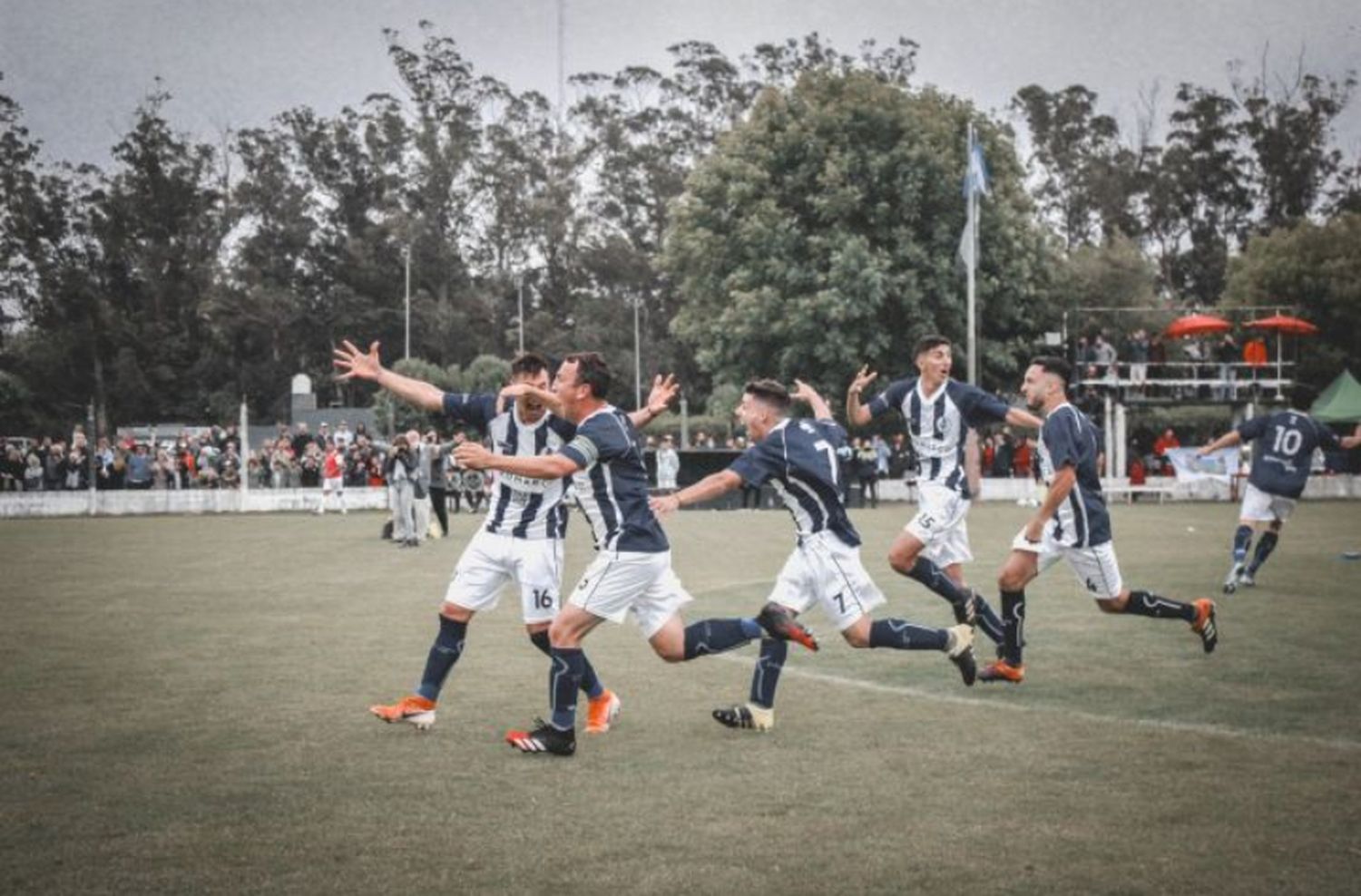 Primera: el campeón arrancó derecho