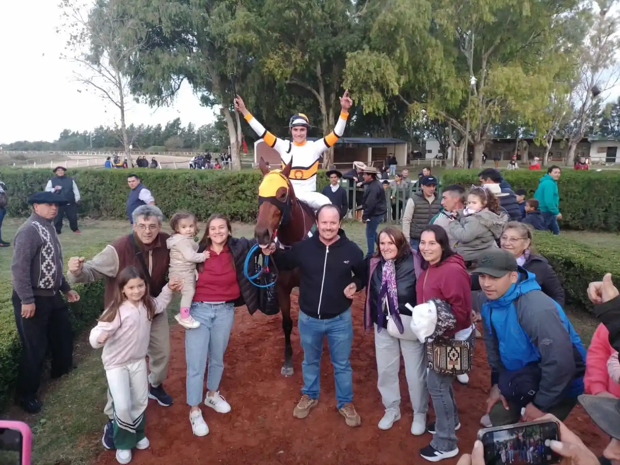 Turf: “El Negro Luis” brilló en el Gran Premio 25 de Mayo