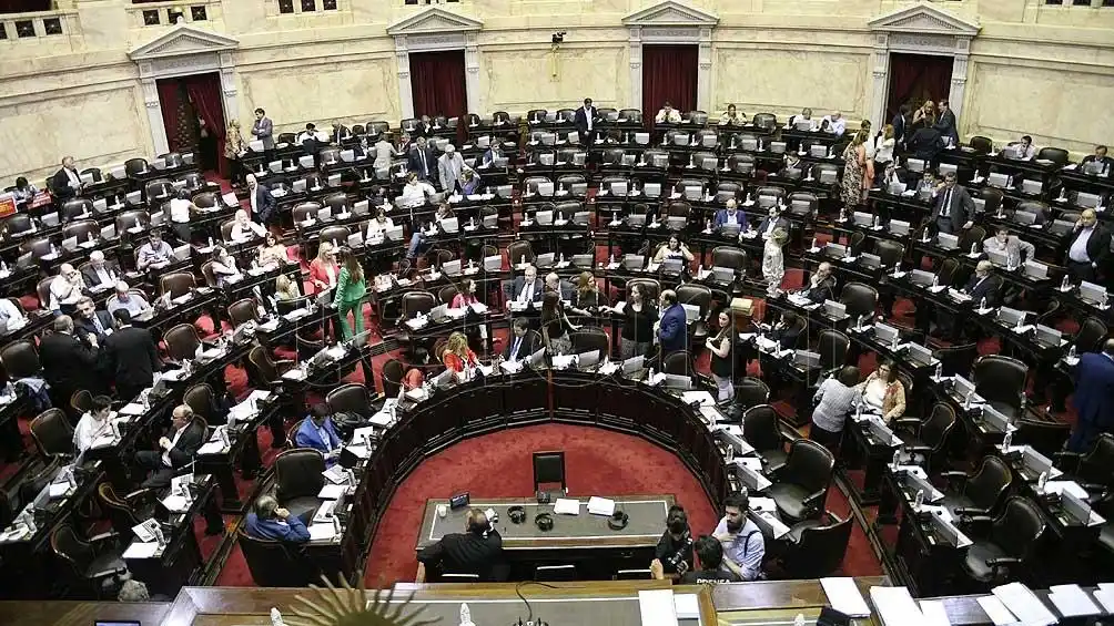 Escándalo en Diputados: un legislador se mostró en un acto erótico en plena sesión