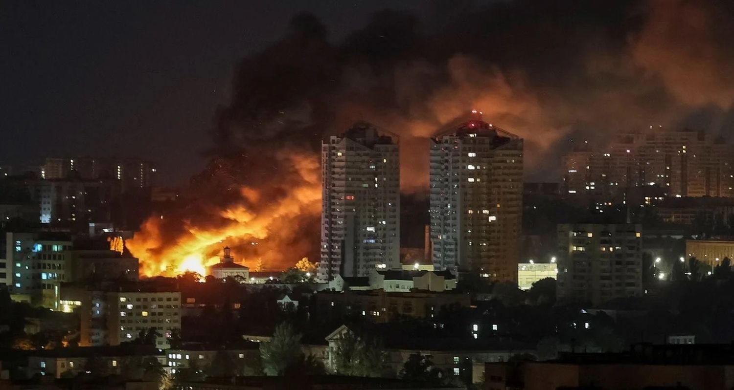 Fuego y humo se elevan sobre Kiev después de un ataque con drones rusos. Foto: REUTERS / Gleb Garanich.
