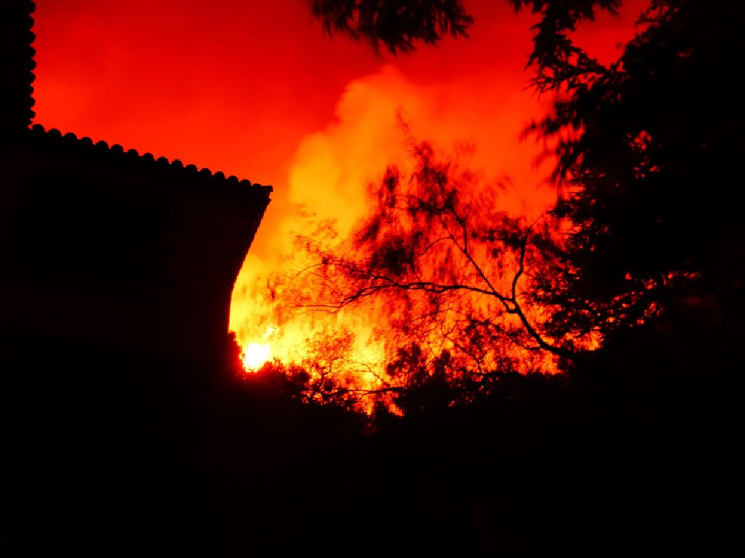 El fuego no da tregua en La Cumbre: hay 18 evacuados