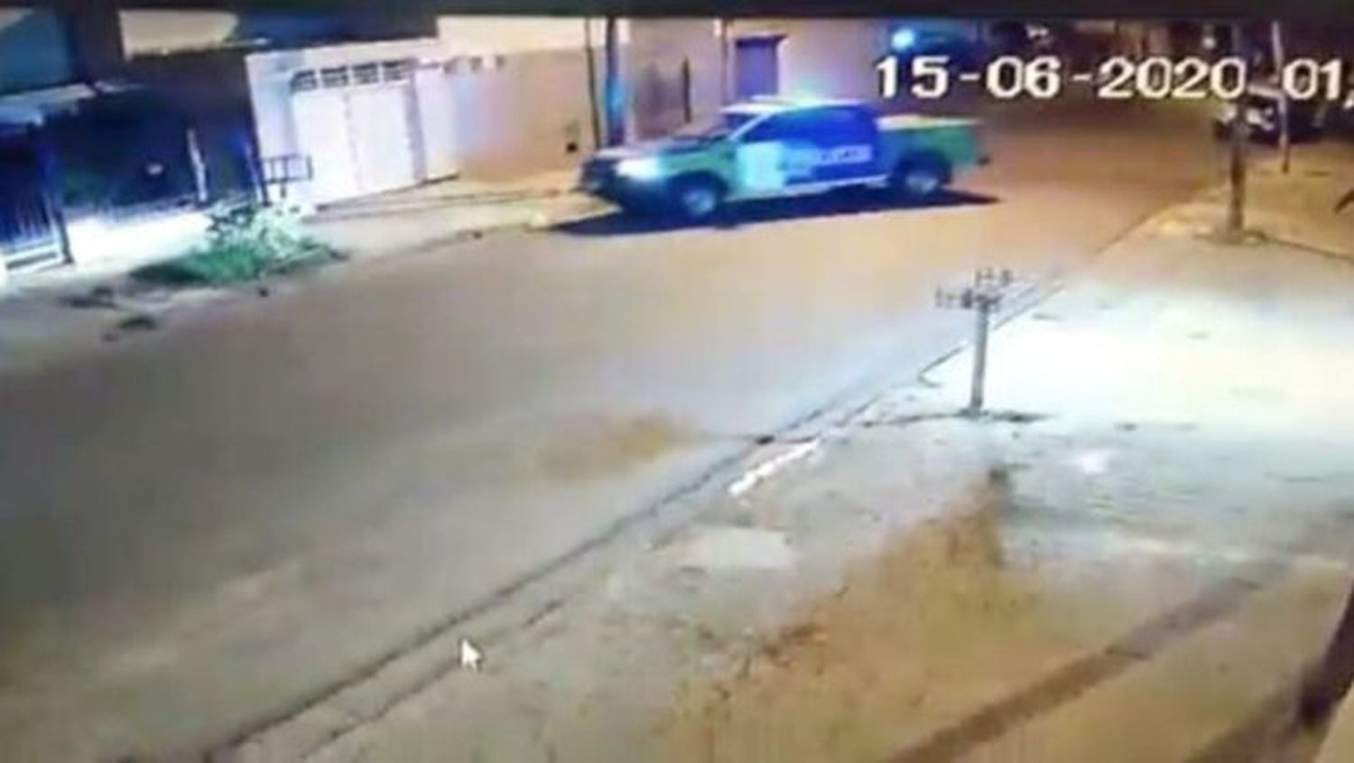 Escrachan a dos policías intentando reventar un globo con un patrullero